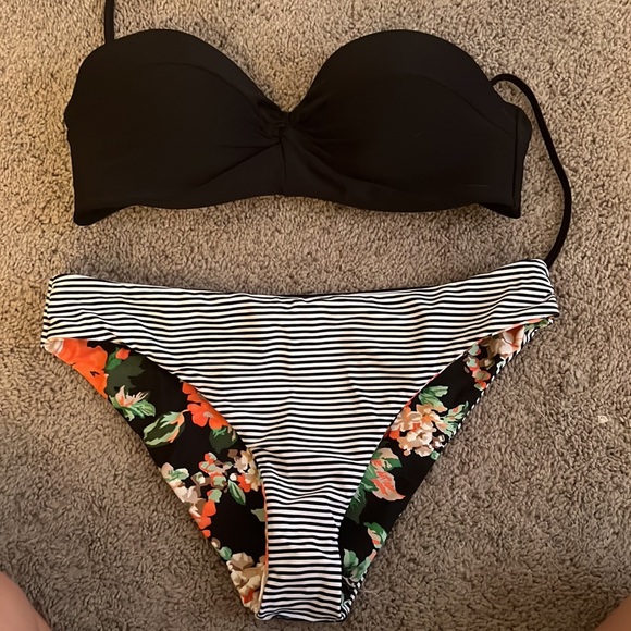 SOLD Reversible bikini set - Picture 2 of 3